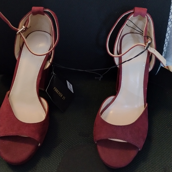 HEELS 👠 - Picture 2 of 6